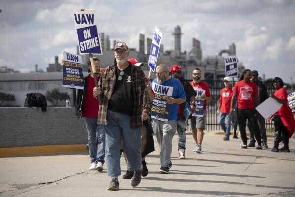 United Auto Workers members strike at the Ford Michigan Assembly Plant (Bill Pugliano / Getty Images)